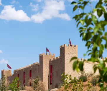 Entrada principal al parque temático Puy du Fou España con vistas panorámicas