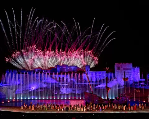 El Sueño de Toledo Vista nocturna del espectáculo El Sueño de Toledo en el parque temático Puy du Fou España